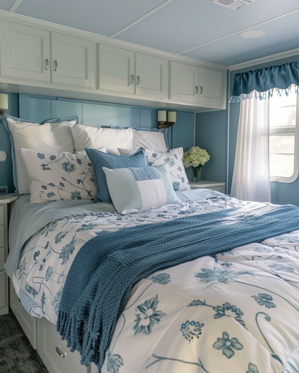 0031 Take a look inside a seemingly simple white model. The interior decor is beautiful smallhometours.com 3