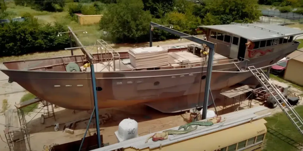 0038 Man spent 7 years building 74 foot boat in front yard with help of volunteers from across the world smallhometours.com 1