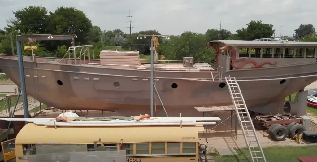 0038 Man spent 7 years building 74 foot boat in front yard with help of volunteers from across the world smallhometours.com 2