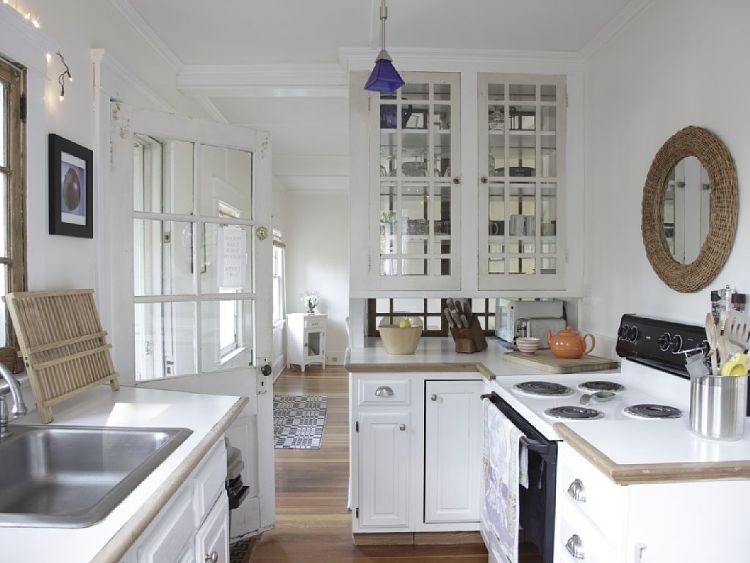 0047 Enter a bright and cheerful cottage with country charm and the daintiest bedrooms smallhometours.com 2