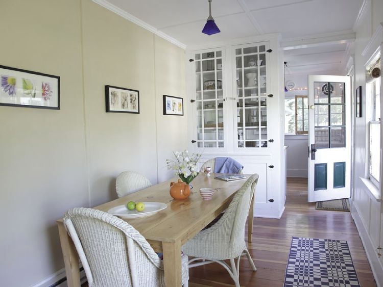 0047 Enter a bright and cheerful cottage with country charm and the daintiest bedrooms smallhometours.com 3