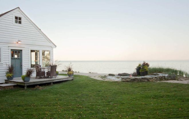0050 Peek inside this gorgeous beach cottage featuring a cozy bedroom loft smallhometours.com 2