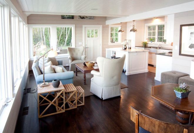 0050 Peek inside this gorgeous beach cottage featuring a cozy bedroom loft smallhometours.com 3