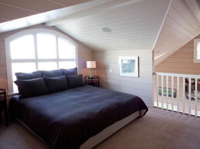 0050 Peek inside this gorgeous beach cottage featuring a cozy bedroom loft smallhometours.com 7