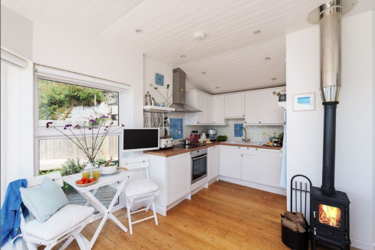 0064 Take a look at the luxurious interior of this cliffside cottage smallhometours.com 4