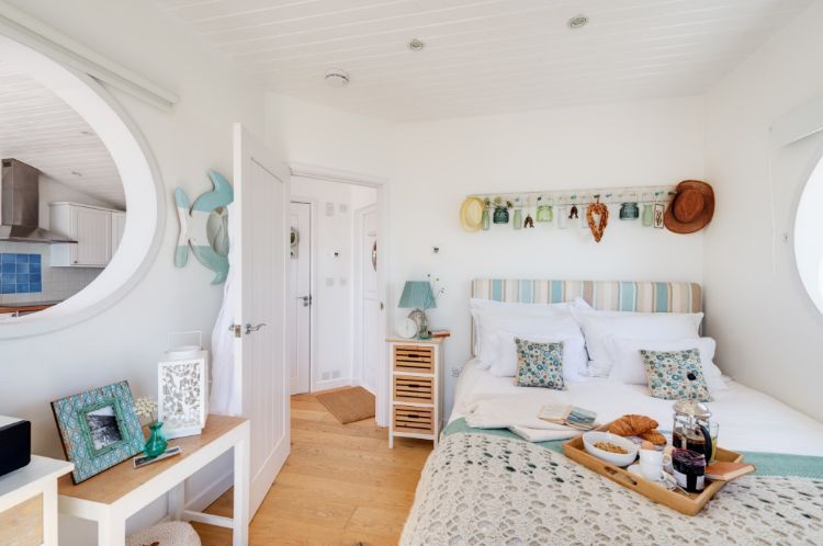 0064 Take a look at the luxurious interior of this cliffside cottage smallhometours.com 5