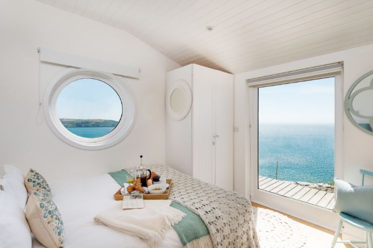 0064 Take a look at the luxurious interior of this cliffside cottage smallhometours.com 6