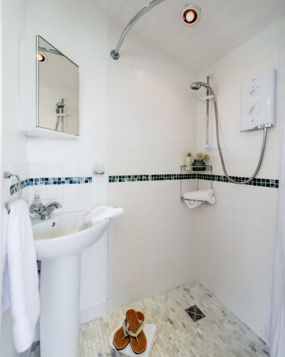 0064 Take a look at the luxurious interior of this cliffside cottage smallhometours.com 8