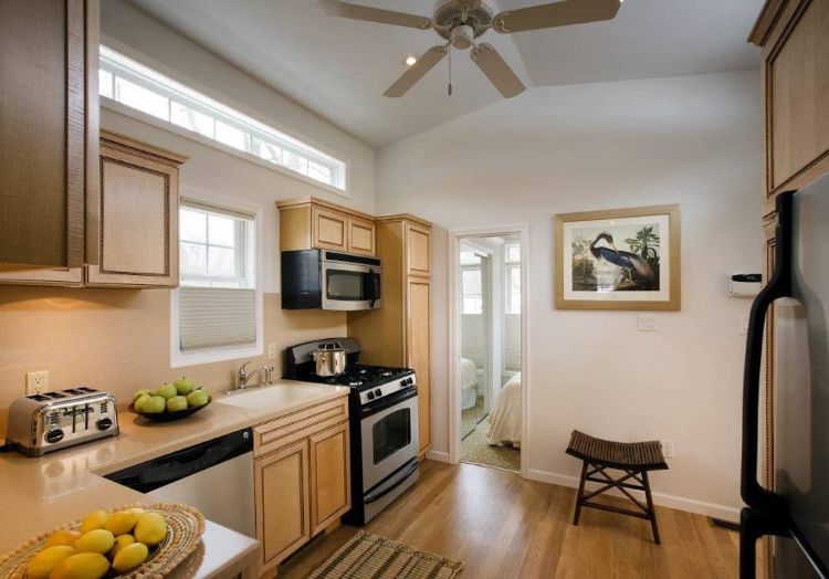 0073 This tiny one bedroom park model might look small but the inside is pure luxury smallhometours.com 4