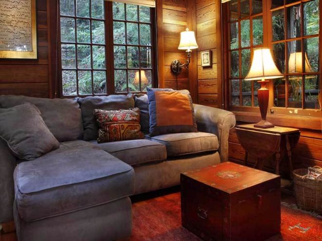 0077 Meet Dreamcatcher — the rustic forest cabin with a surprise on the back patio smallhometours.com 4