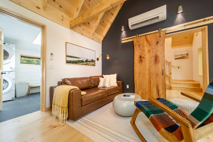0085 Take a tour through this cozy cabin Youll want to move in right away smallhometours.com 2