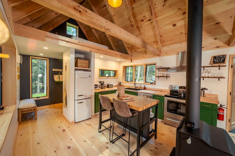 0085 Take a tour through this cozy cabin Youll want to move in right away smallhometours.com 3