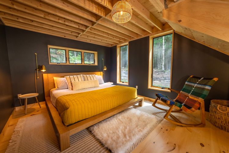 0085 Take a tour through this cozy cabin Youll want to move in right away smallhometours.com 4