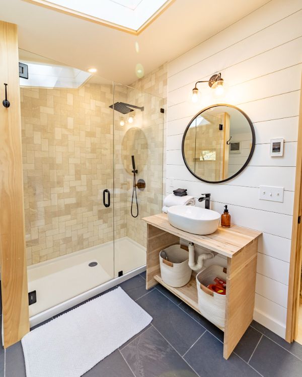 0085 Take a tour through this cozy cabin Youll want to move in right away smallhometours.com 5