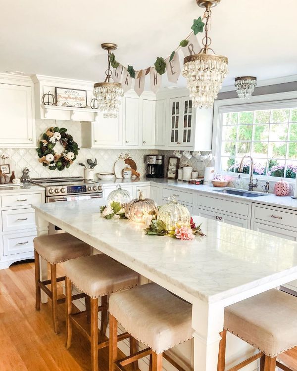 0098 Walk up the front steps and tour this cottage that is a home for all 4 seasons smallhometours.com 5