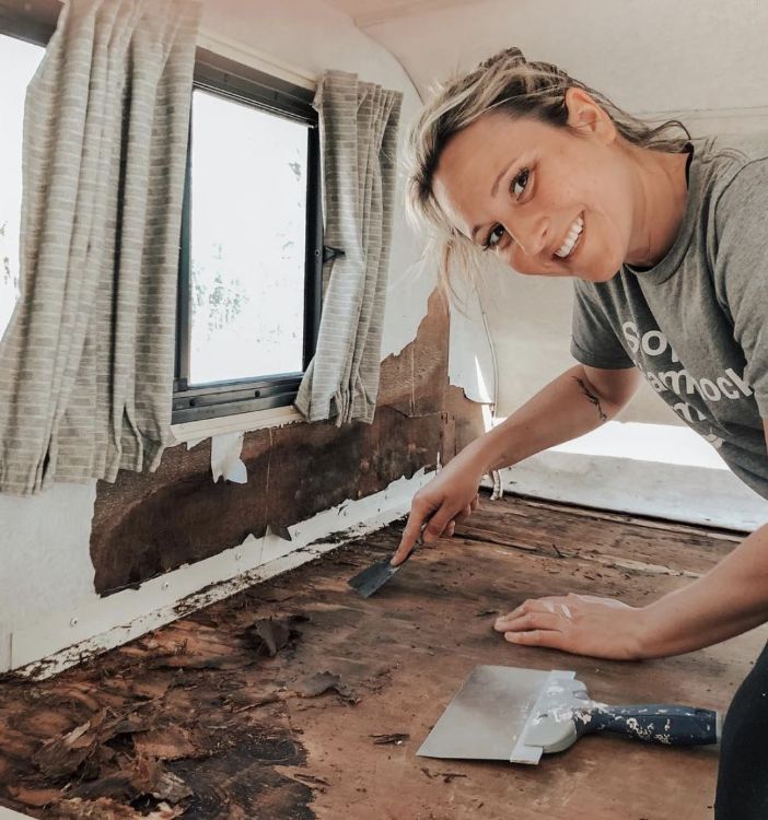 0100 Lady renovated this camper made it her full time home. Take a look inside smallhometours.com 3