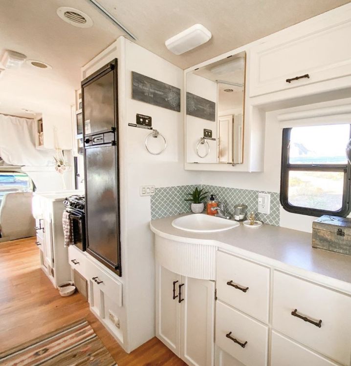 0100 Lady renovated this camper made it her full time home. Take a look inside smallhometours.com 6