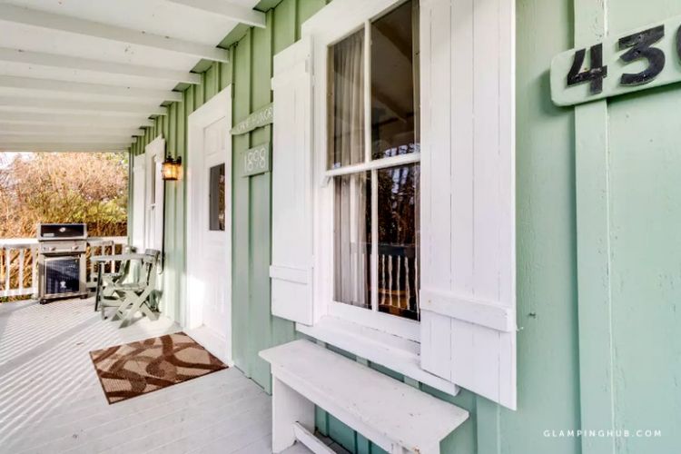 0109 This relaxing 2 bedroom cabin is the perfect place for a getaway 2