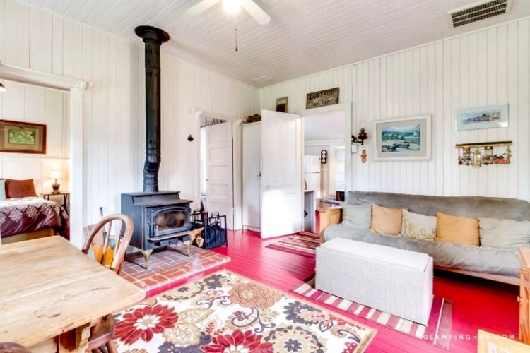 0109 This relaxing 2 bedroom cabin is the perfect place for a getaway 3