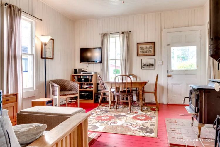 0109 This relaxing 2 bedroom cabin is the perfect place for a getaway 4