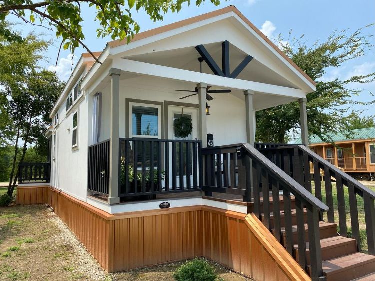 0117 Walk inside this charming park model RV. Youll want to move in right away 2