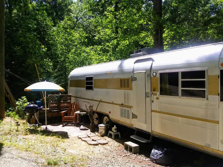 0119 Tour this 1973 Silver Streak RV The perfect backdrop for vintage themed photos and parties smallhometours.com 2