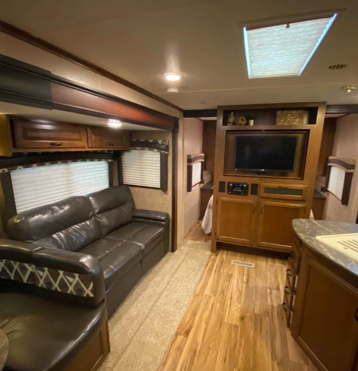 0120 Family of 5 renovates RV while living on the road. Take a tour smallhometours.com 2