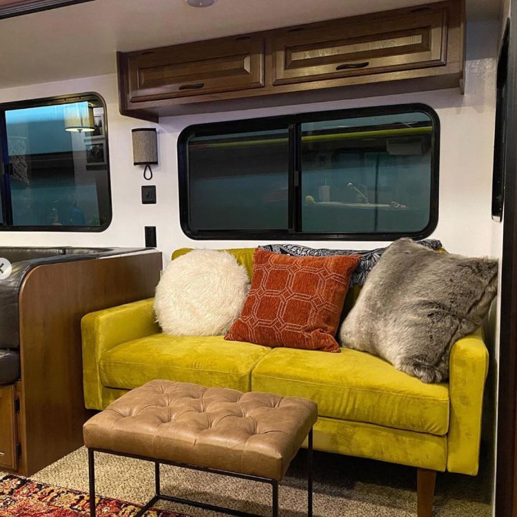 0120 Family of 5 renovates RV while living on the road. Take a tour smallhometours.com 3