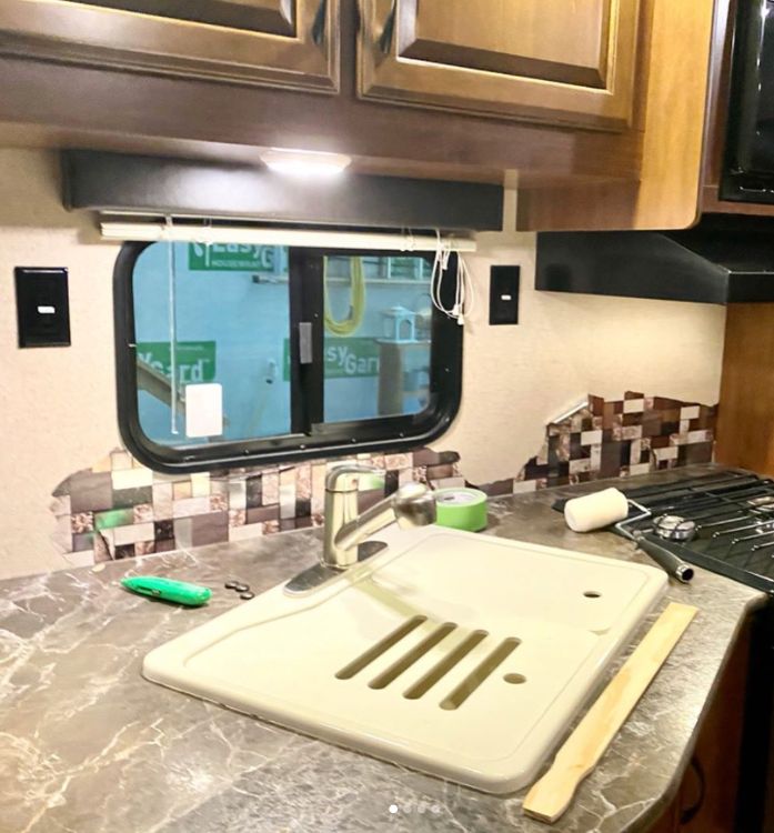 0120 Family of 5 renovates RV while living on the road. Take a tour smallhometours.com 8