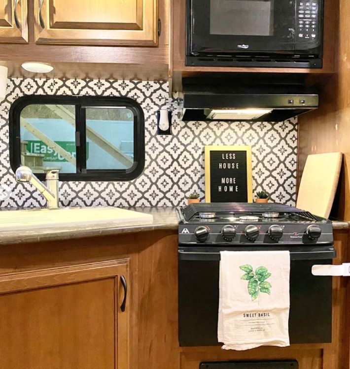 0120 Family of 5 renovates RV while living on the road. Take a tour smallhometours.com 9