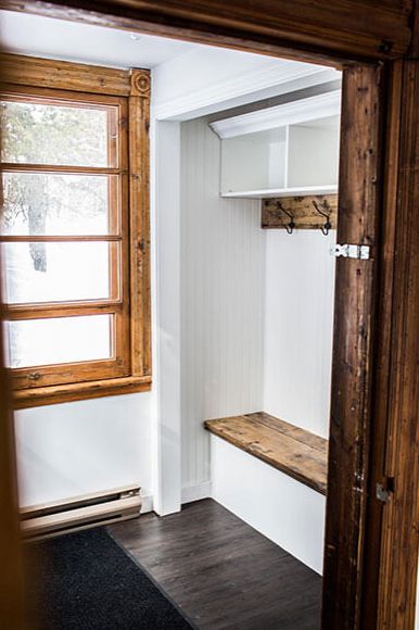 0149 Charm abounds in this rustic chic lodge complete with an indoor treehouse smallhometours.com 2