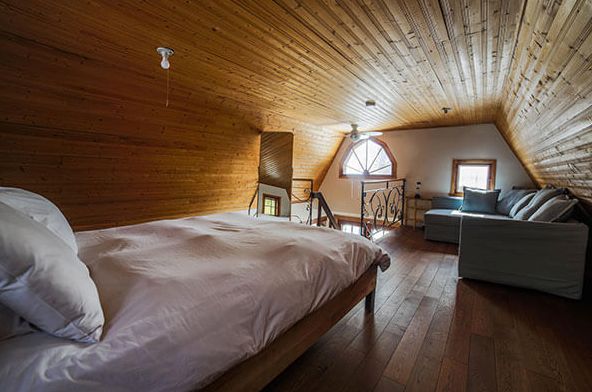 0149 Charm abounds in this rustic chic lodge complete with an indoor treehouse smallhometours.com 6