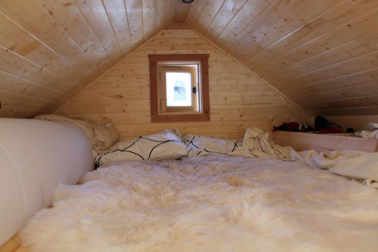 0151 At 151 square feet this might just be one of the tiniest tiny houses out there smallhometours.com 6