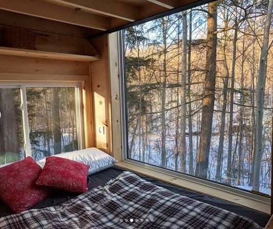 0157 Escape to this tiny cabin in the woods smallhometours.com 13