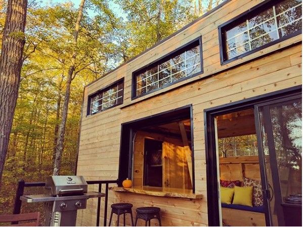 0157 Escape to this tiny cabin in the woods smallhometours.com 5