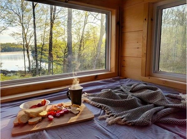 0157 Escape to this tiny cabin in the woods smallhometours.com 8