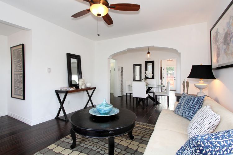 0159 A fully restored luxurious cottage in Los Angeles California smallhometours.com 3
