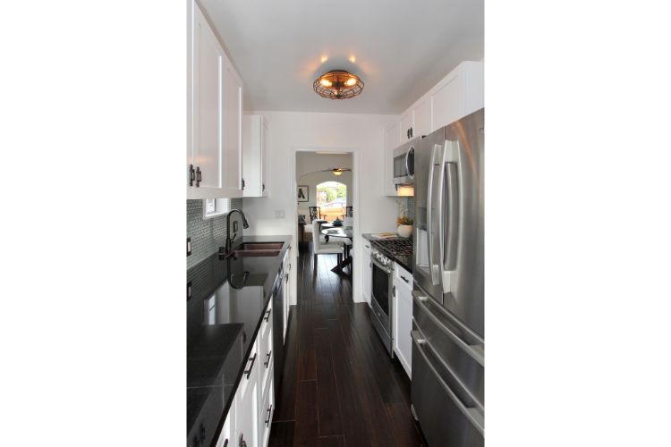 0159 A fully restored luxurious cottage in Los Angeles California smallhometours.com 5