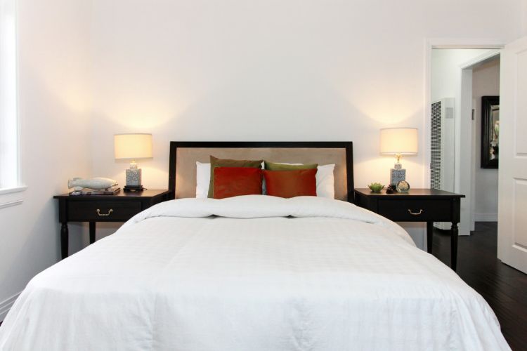 0159 A fully restored luxurious cottage in Los Angeles California smallhometours.com 6