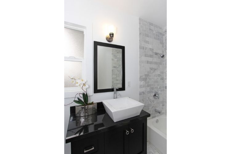 0159 A fully restored luxurious cottage in Los Angeles California smallhometours.com 8