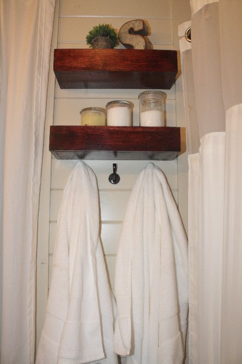0160 A tiny house with charming farmhouse style smallhometours.com 8