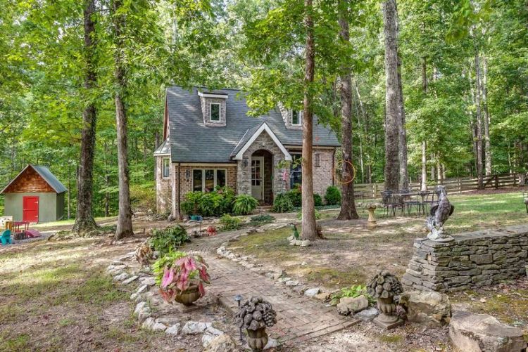 0161 Youve likely never seen anything like these 6 one of kind cottages smallhometours.com 6