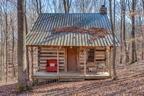 0181 An escape to this collective of rustic pioneer built cabins is anything but roughing it smallhometours.com 12
