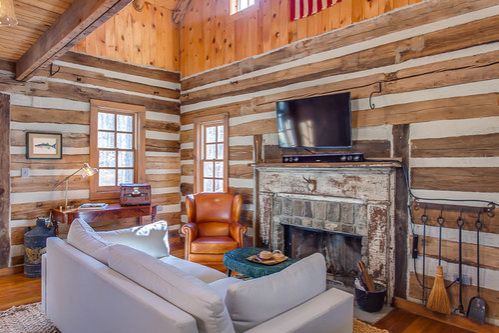 0181 An escape to this collective of rustic pioneer built cabins is anything but roughing it smallhometours.com 13