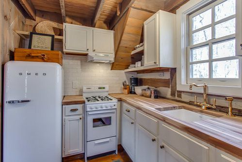 0181 An escape to this collective of rustic pioneer built cabins is anything but roughing it smallhometours.com 14