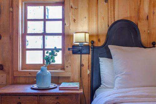 0181 An escape to this collective of rustic pioneer built cabins is anything but roughing it smallhometours.com 15