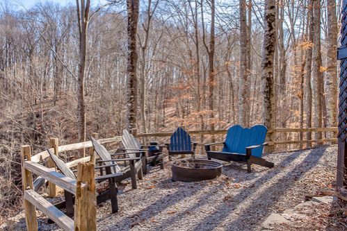 0181 An escape to this collective of rustic pioneer built cabins is anything but roughing it smallhometours.com 16
