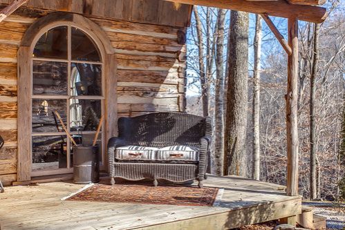 0181 An escape to this collective of rustic pioneer built cabins is anything but roughing it smallhometours.com 8