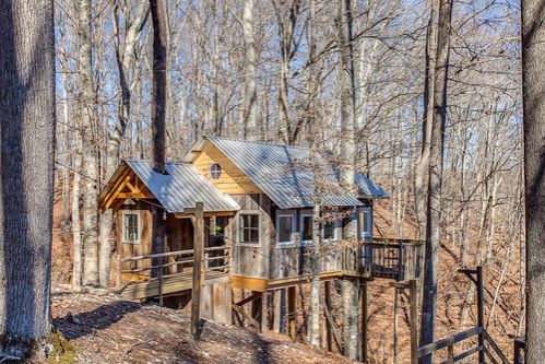 0181 An escape to this collective of rustic pioneer built cabins is anything but roughing it smallhometours.com 9