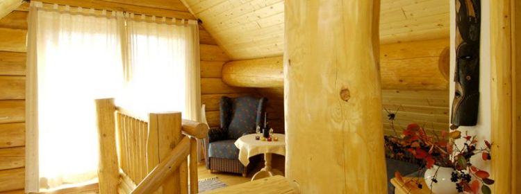 0182 Three log cabins crafted in British Columbia offer cozy respite in Rasen Italy smallhometours.com 5